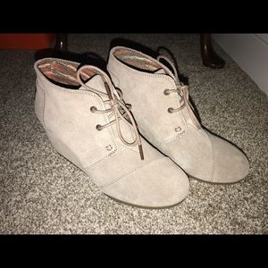NWOT Toms Desert Wedge Beige Size 8